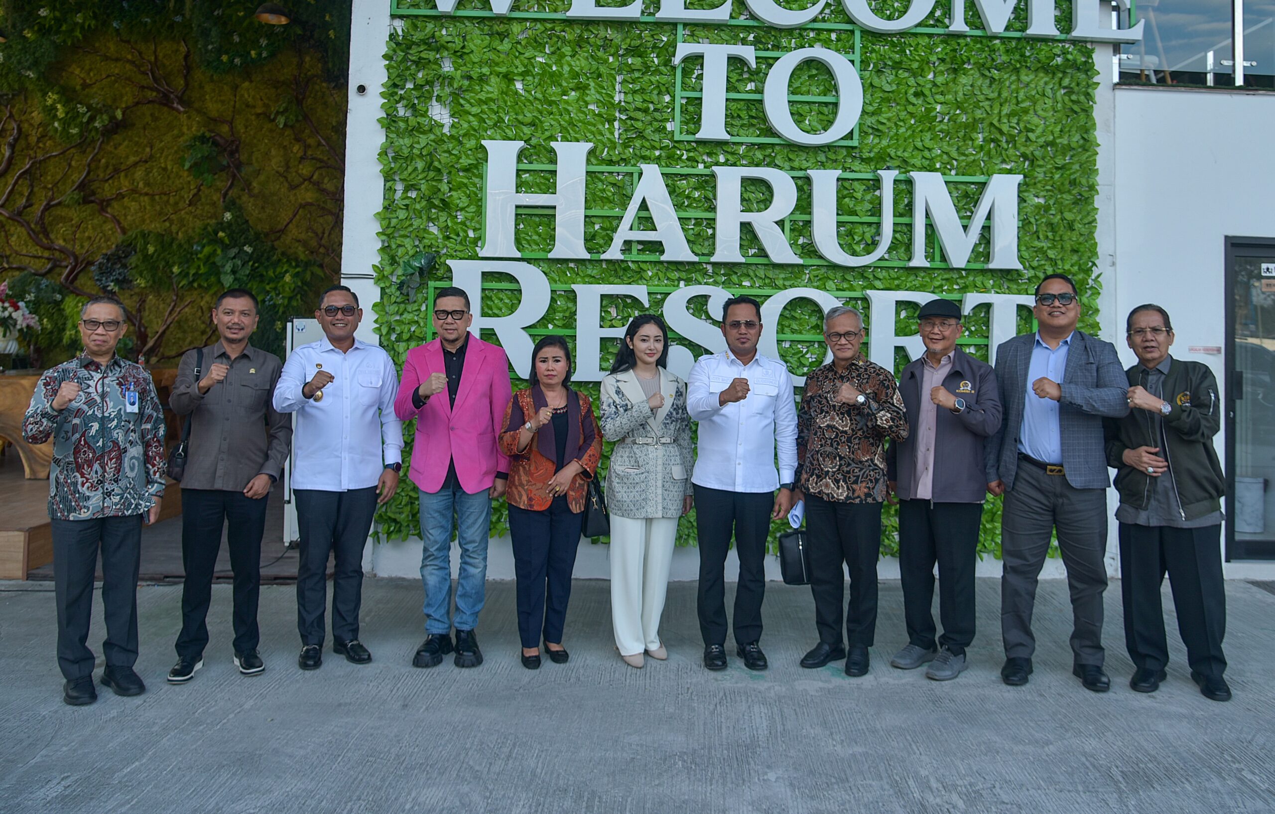 Anggota Komisi II DPR RI, Edi Oloan Pasaribu, foto bersama usai mengikuti kunjungan pengawasan ke Balikpapan, Kalimantan Timur, Kamis (22/1/2026). Foto : Eno/Andri.