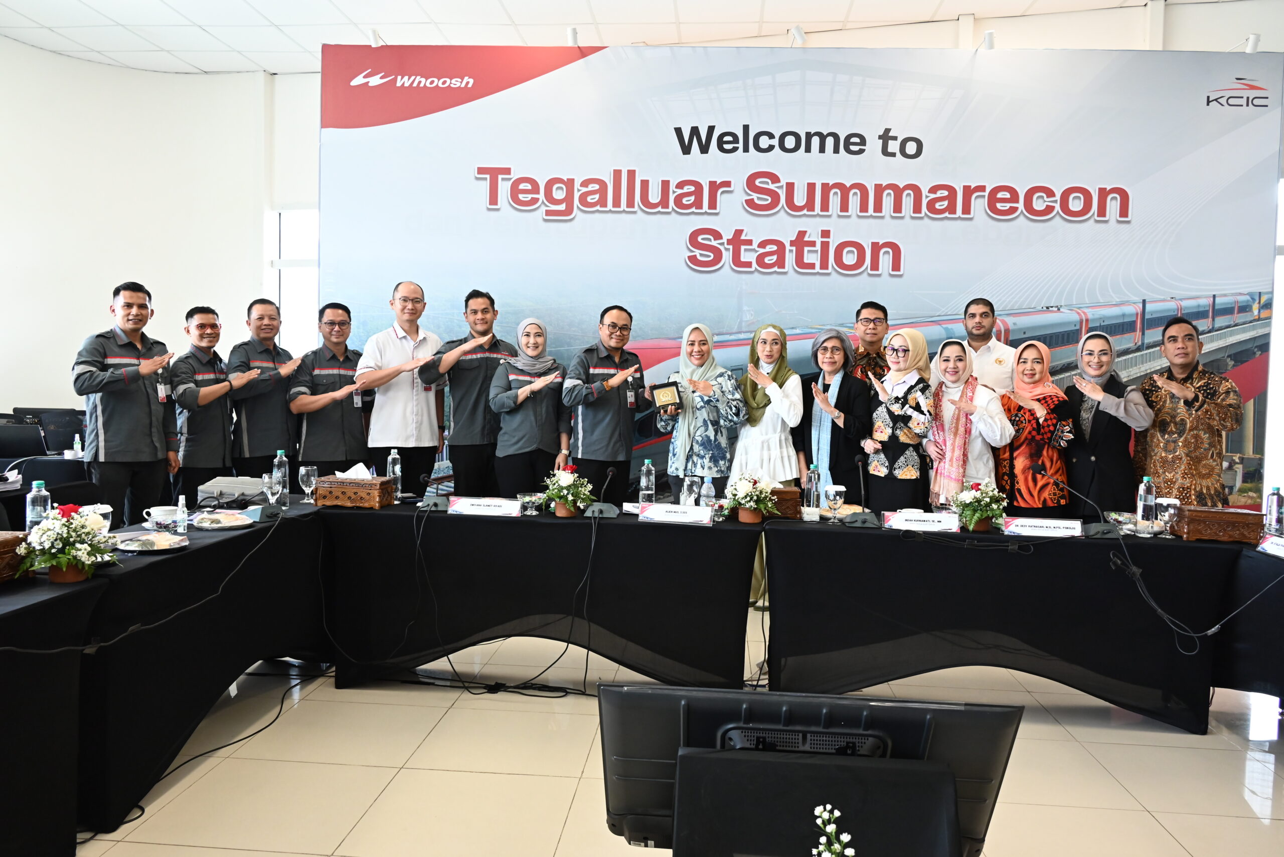 Wakil Ketua Badan Urusan Rumah Tangga (BURT) DPR RI, Alien Mus (tengah) saat melakukan kunjungan kerja Badan Urusan Rumah Tanggak ke ke Stasiun Whoosh (Tegalluar), Kabupaten Bandung,Provinsi Jawa Barat, Senin, (19/1/2026). Foto: Runi/Mahendra.