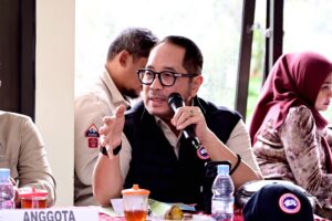 Anggota Komisi IV DPR RI Firman Soebagyo saat Kunjungan Kerja Spesifik Komisi IV DPR RI dengan para pemangku kepentingan di Kebun Benih Hortikultura Tawangmangu, Kabupaten Karanganyar, Jawa Tengah, Kamis (22/1/2026). Foto : Arm/Andri.