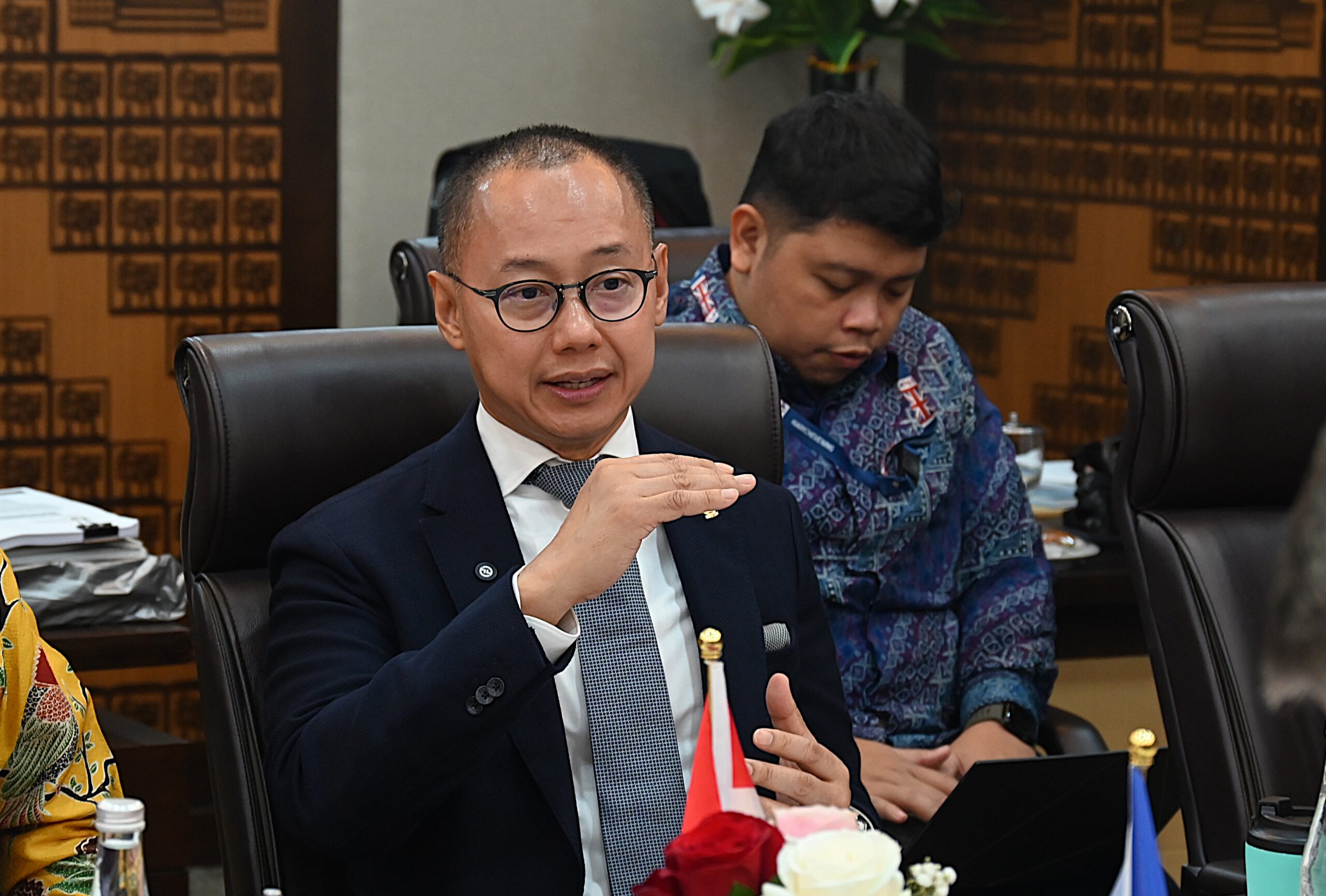 Anggota Komisi XII DPR RI Eddy Soeparno bertemu dengan Dubes Uni Eropa untuk Indonesia dan Brunei Darussalam terkait Peraturan Presiden Nomor 110 Tahun 2025 tentang Penyelenggaraan NEK di DPR RI, Senayan, Jakarta, Kamis (29/1/2026). Foto : Ronald/Andri.