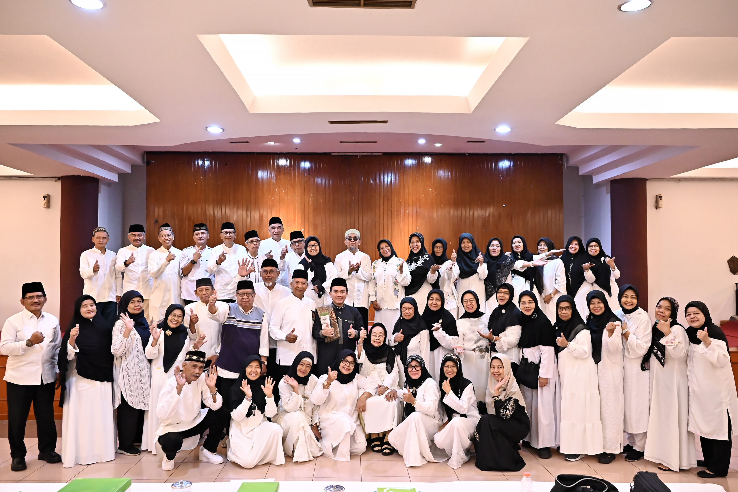 Koordinator Khatam Al-Qur’an P3S DPR RI, Sri Sumaryati Hariyanto (tengah) saat mengikuti kegiatan pengajian dan khatam Al-Qur’an di Masjid Baiturrahman, Senayan, Jakarta, Rabu (14/1/2025). Foto: Arifman/Mahendra.