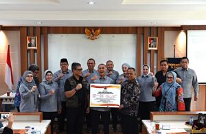 Anggota Komisi VIII DPR RI Selly Andriani Gantina foto bersama usai pertemuan di Kantor Bupati Sleman, Daerah Istimewa Yogyakarta, Kamis (22/1/2026), dalam rangka pengawasan kebencanaan. Foto : Aha/Andri.