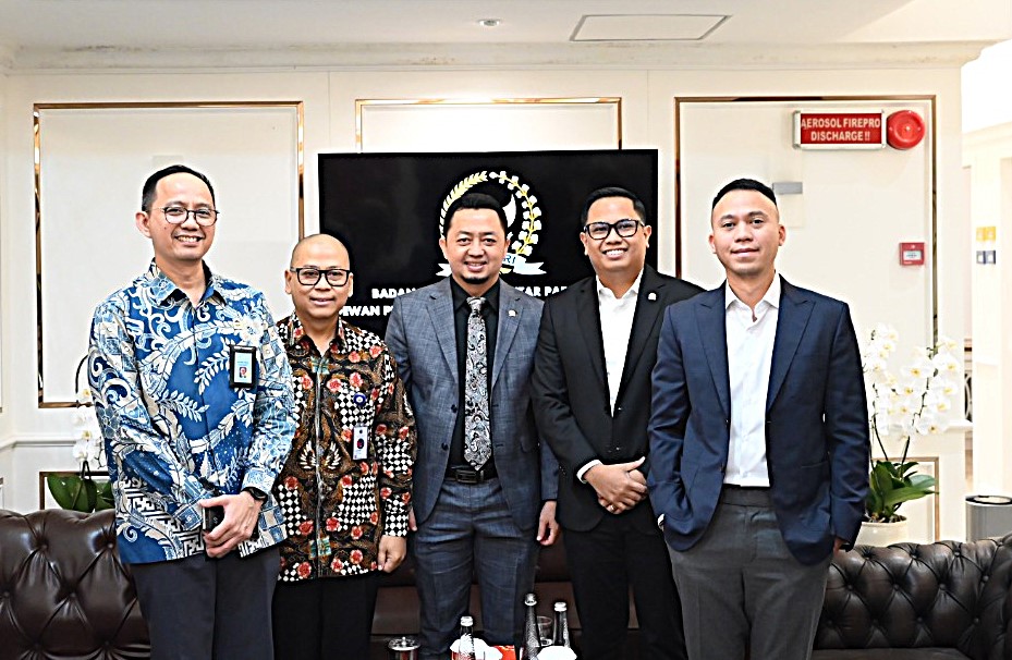 Ketua BKSAP DPR RI Syahrul Aidi Maazat usai pertemuan dengan Staf Ahli Kementerian Luar Negeri Bidang Hubungan Antar Lembaga Prasetyo Hadi di Gedung Nusantara III, Senaya, Jakarta, Selasa (13/1/2026). Foto : Mahendra/Andri.