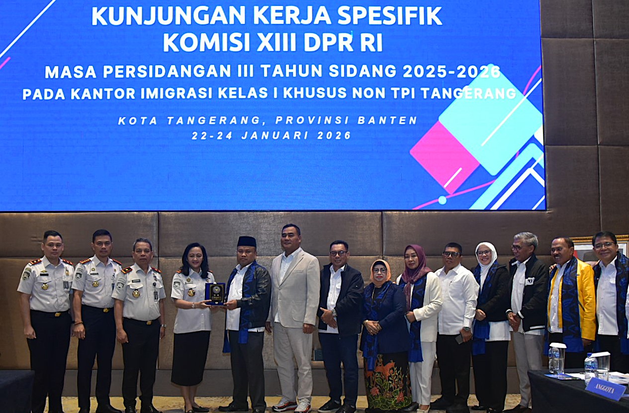 Wakil Ketua Komisi XIII DPR RI Sugiat Santoso memimpin RDPU dengan Kakanwil Ditjen Imigrasi Provinsi Banten dan Kepala Kantor Imigrasi Kelas I Non TPI Kota Tangerang di Kantor Imigrasi Kelas I Non TPI Kota Tangerang", Kamis (22/1/2026). Foto : Oji/Andri.