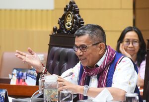 Anggota Komisi III DPR RI, Hinca Pandjaitan, saat membacakan kesimpulan RDPU Komisi III DPR RI dengan Ketua Umum IPASPI di Gedung Nusantara II, Senayan, Jakarta, Selasa (27/01/2026). Foto : Devi/Andri.