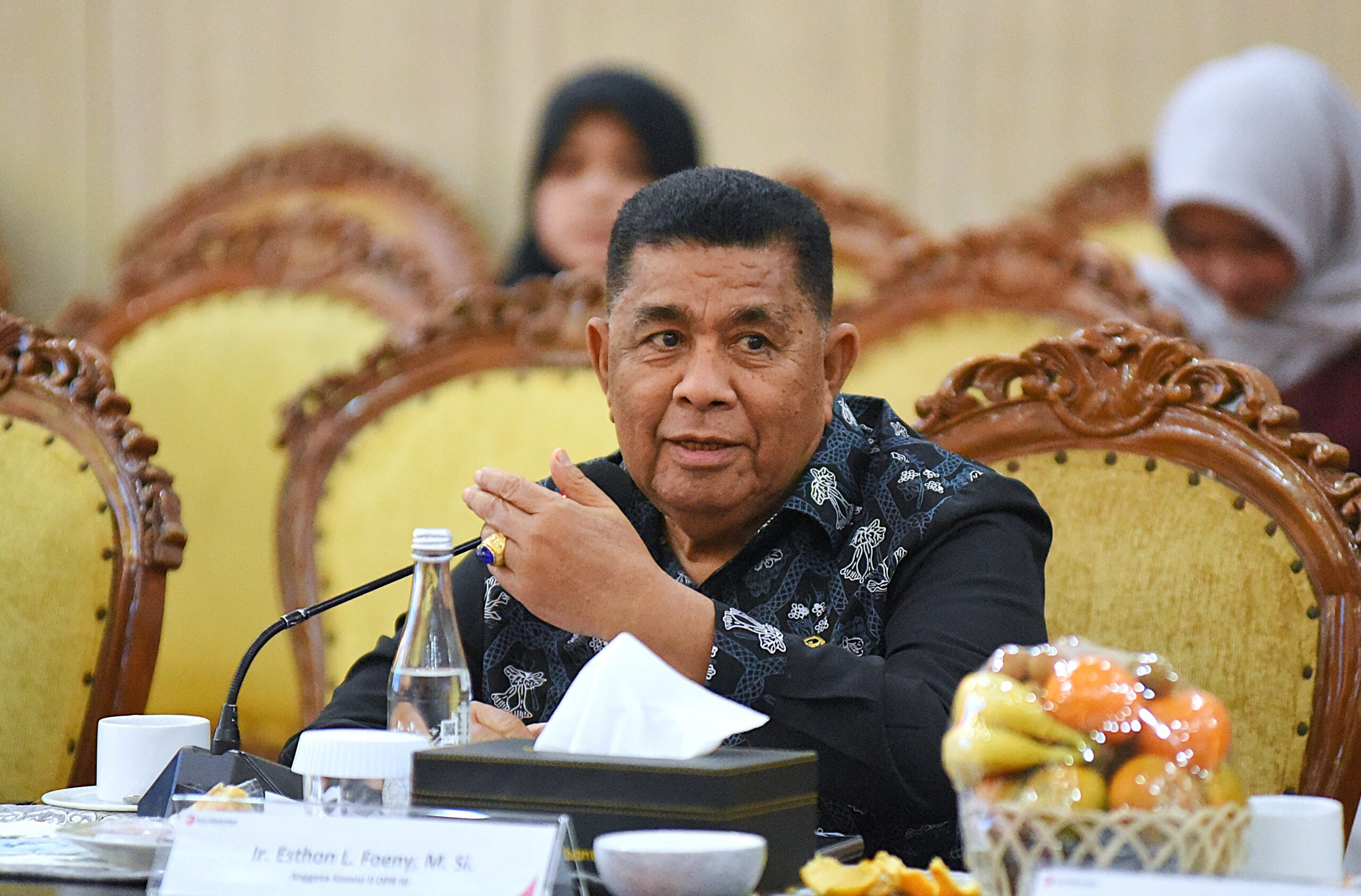 Anggota Komisi II DPR RI Esthon Leyloh Foenay dalam Kunjungan Kerja Komisi II ke BUMD Bank BJB, di Serang, Banten, Rabu (28/1/2026). Foto : Skr/Andri