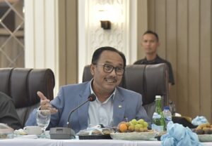 Anggota Komisi III DPR RI Benny Utama saat melakukan kunjungan kerja dan mendengarkan langsung penjelasan dari Kapolda Jambi dan Kepala Kejaksaan Tinggi (Kajati) Jambi di Mapolda Jambi, Kamis (22/01/2026). Foto : Dip/Andri.