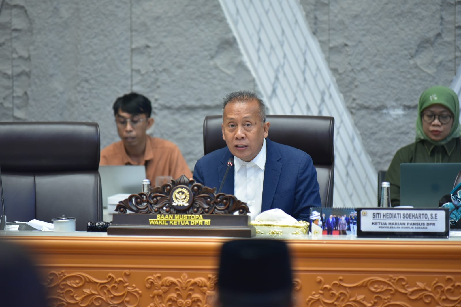 Wakil Ketua DPR RI Bidang Industri dan Pembangunan, Saan Mustofa saat memimpin Rapat Kerja Wakil Ketua DPR RI dengan Menteri Dalam Negeri RI, Menteri Desa dan Pembangunan Daerah Tertinggal RI, Menteri Transmigrasi RI, Menteri Kehutanan RI, serta Menteri Agraria dan Tata Ruang/Kepala BPN RI, di Gedung Nusantara, Senayan, Jakarta, Rabu (21/1/2026). Foto: Oji/Mahendra.