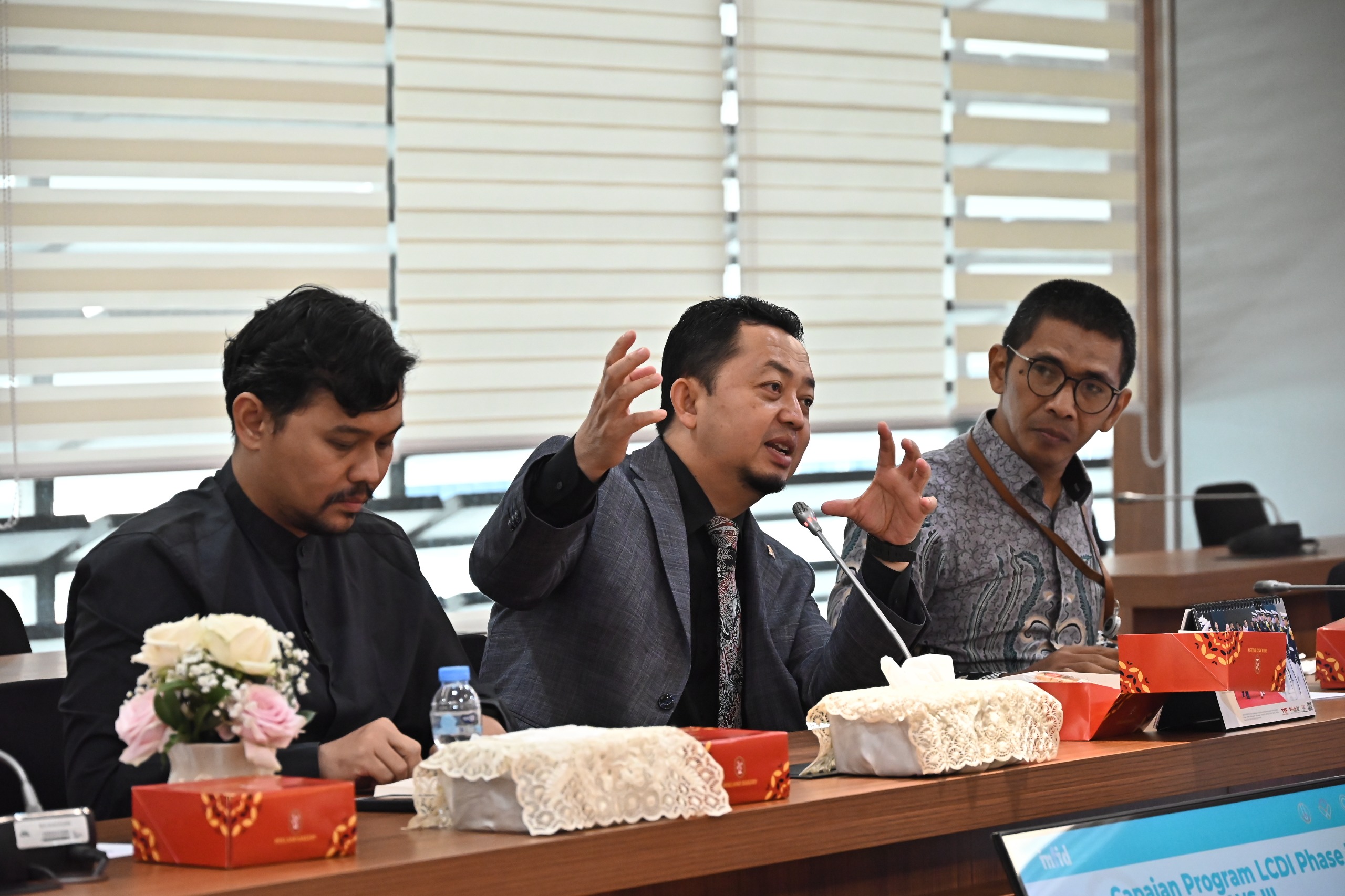 Ketua Badan Kerja Sama Antar-Parlemen (BKSAP) DPR RI Syahrul Aidi Maazat menerima audiensi International NGO Forum on Indonesian Development (INFID) di Kompleks Parlemen Senayan, Jakarta, Selasa (13/01/2026). Foto : Alma/Andri.