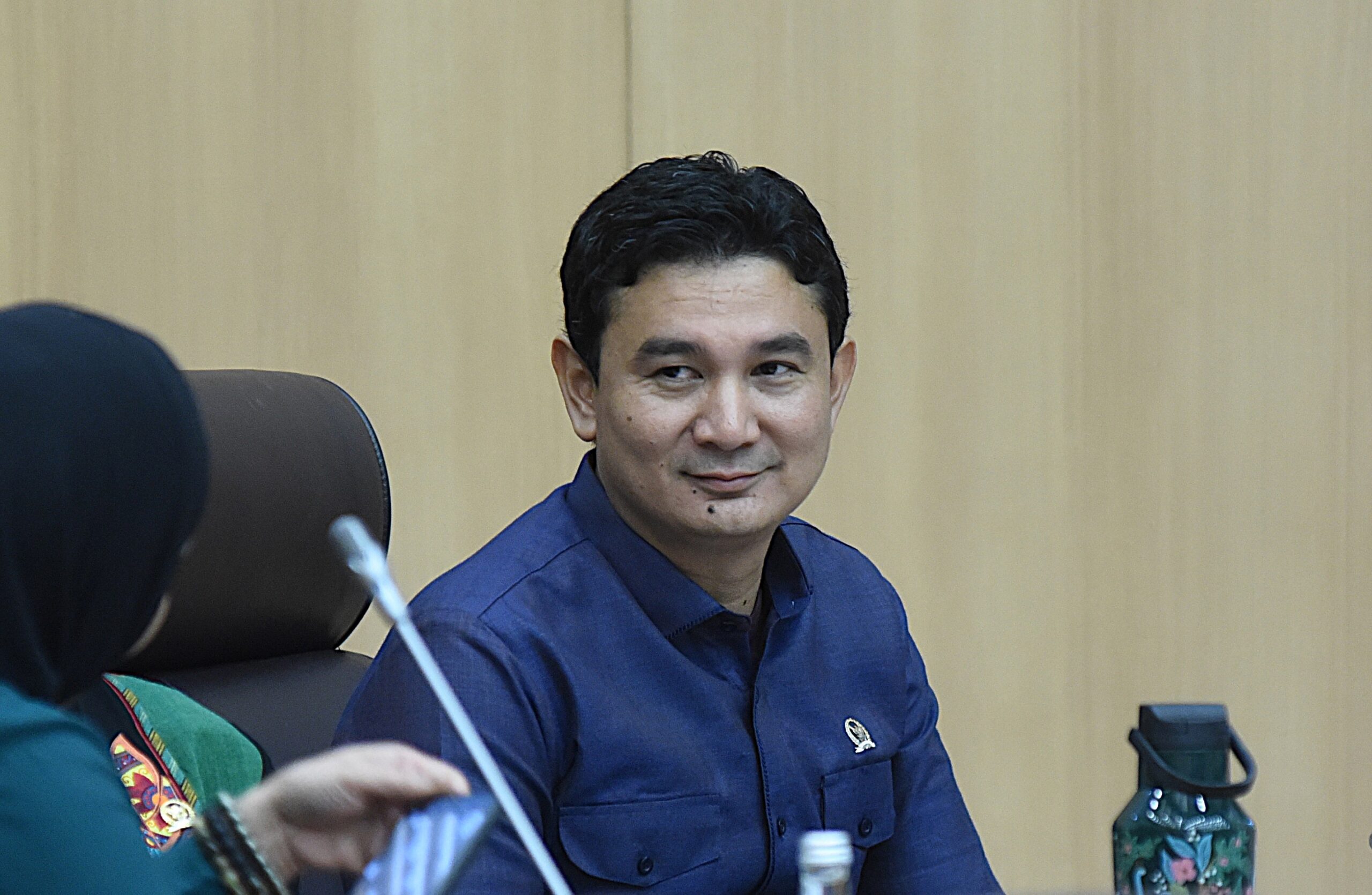 Anggota Komisi XII DPR RI, Gulam Mohamad Sharon saat audiensi bersama BEM PT NU dan SEMA PT KIN di Ruang Rapat Komisi XII DPR RI, Kompleks Parlemen, Senayan, Jakarta, Rabu (21/01/2026). Foto : Jaka/Andri.
