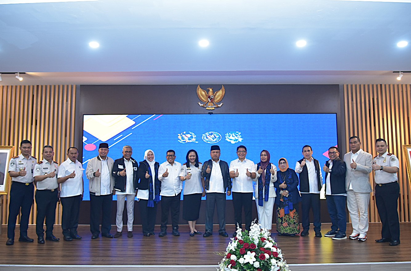 Wakil Ketua Komisi XIII DPR RI Sugiat Santoso memimpin RDPU dengan Kakanwil Ditjen Imigrasi Provinsi Banten dan Kepala Kantor Imigrasi Kelas I Non TPI Kota Tangerang di Kantor Imigrasi Kelas I Non TPI Kota Tangerang", Kamis (22/1/2026). Foto : Oji/Andri.