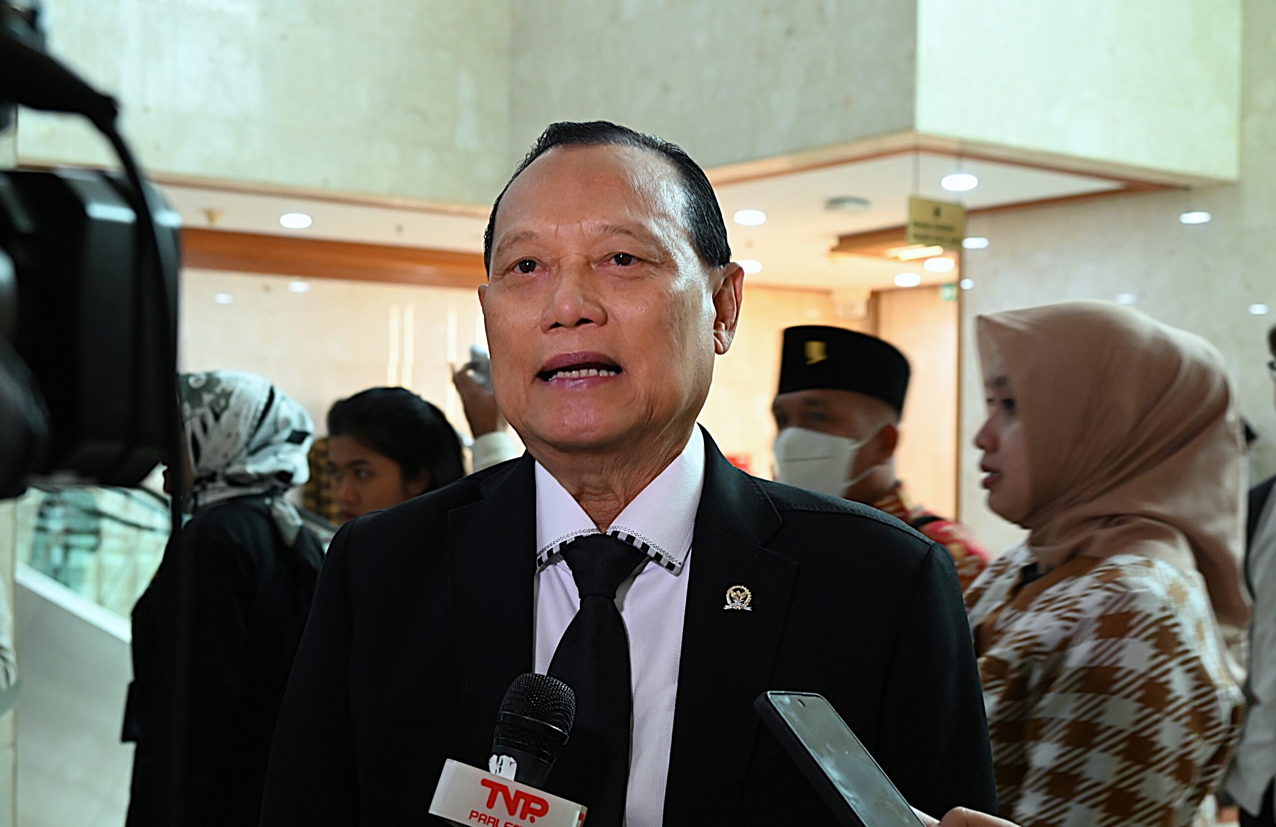 Anggota Komisi III DPR RI Adang Daradjatun sebelum mengikuti rapat paripurna di Kompleks Parlemen, Senayan, Jakarta, Selasa (13/1/2026). Foto : Clarissa/Andri.