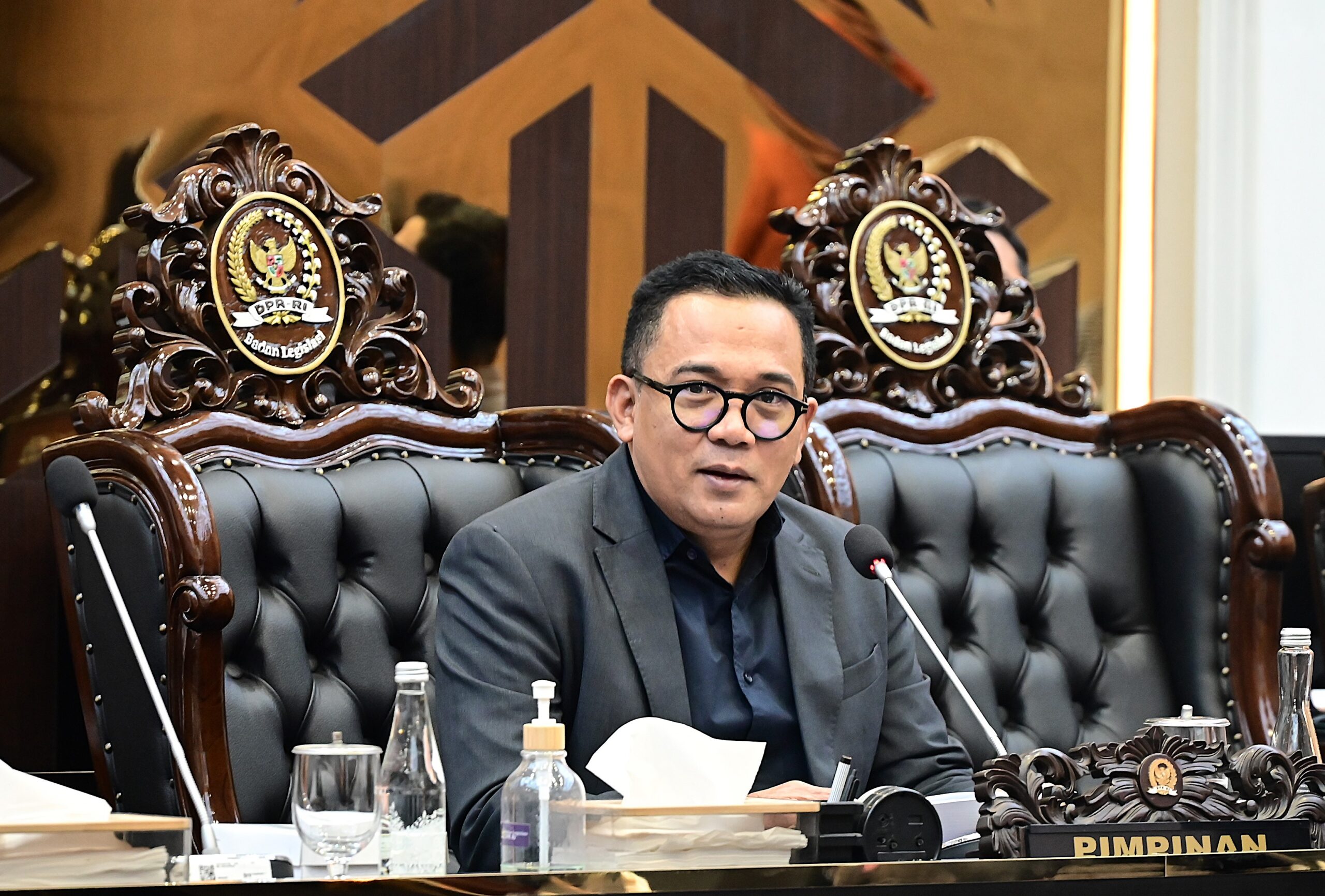 Wakil Ketua Baleg DPR RI Iman Sukri saat Rapat Panja Pengharmonisasian, Pembulatan, dan Pemantapan Konsepsi RUU tentang Perubahan atas UU No. 34 Tahun 2014 tentang Pengelolaan Keuangan Haji di Koplek DPR RI, Jakarta, Senin (19/1/2026). Foto : Mares/Andri.