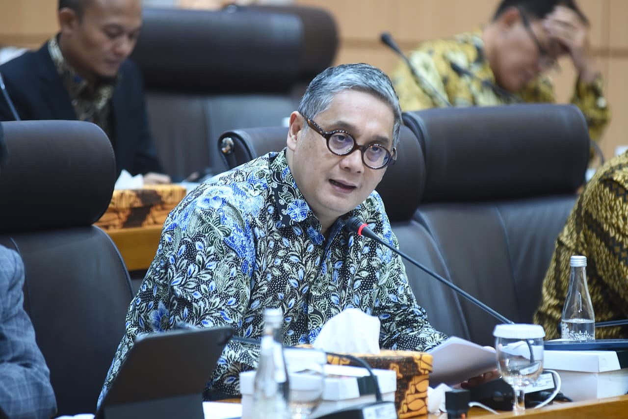 Anggota Komisi VII DPR RI, Putra Nababan, dalam rapat dengar pendapat dengan Plt. Kepala Badan Standardisasi Nasional. Foto: Jaka/Karisma.