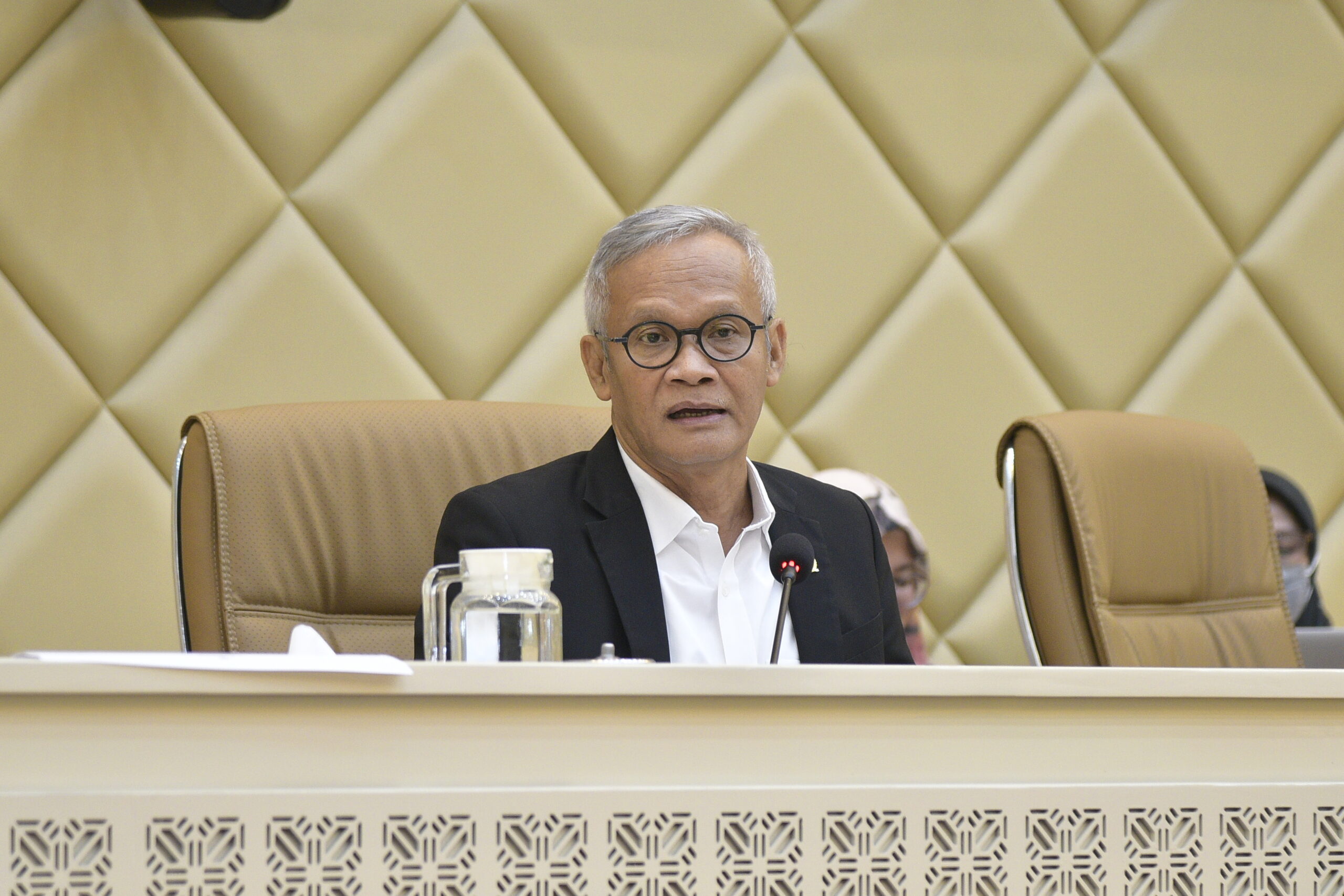 Wakil Ketua Komisi II DPR RI, Aria Bima, dalam Rapat Kerja dan Rapat Dengar Pendapat Komisi II DPR RI yang digelar di Ruang Rapat Komisi II, Kompleks Parlemen, Senayan, Jakarta, Senin (19/1/2025). Foto: Munchen/Karisma.