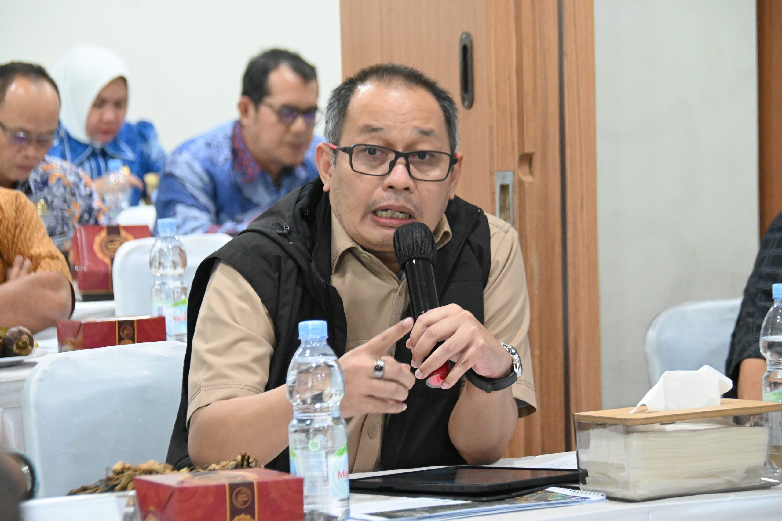 Anggota Komisi V DPR RI, Sofwan Dedy Ardyanto, saat melakukan kunjungan kerja spesifik ke ruas Tol Serang–Panimbang, Serang, Banten, Kamis (22/1/2025). Foto: fa/Mahendra.