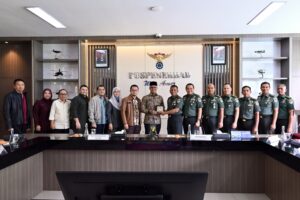 Wakil Ketua Komisi I DPR RI, Sukamta (tengah) dalam kunjungan kerja Spesifik Komisi I DPR RI ke Puspenerbad, Pondok Cabe, Tangerang Selatan, Banten, Kamis (22/1/2026). Foto: tra/Mahendra.