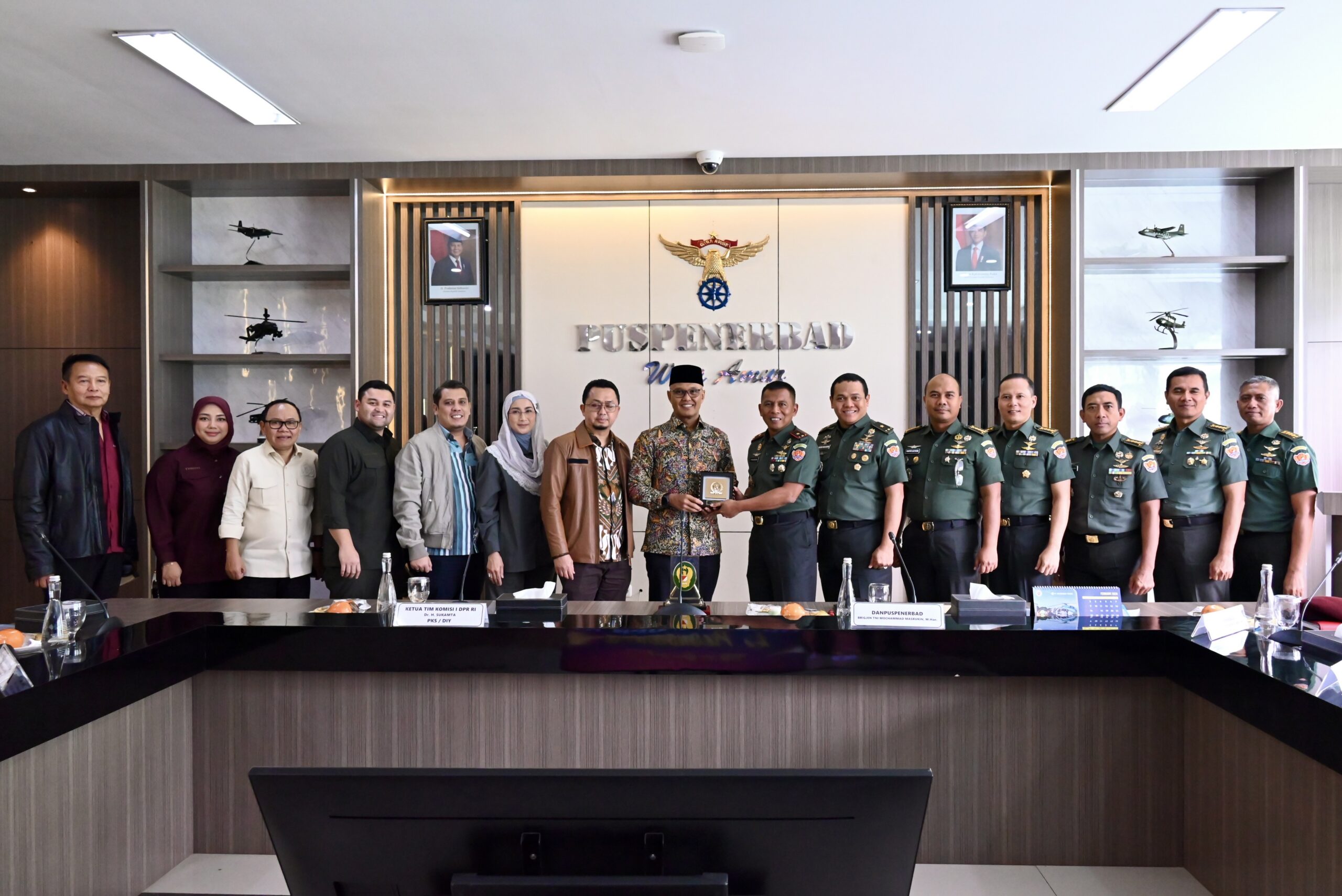 Wakil Ketua Komisi I DPR RI, Sukamta (tengah) dalam kunjungan kerja Spesifik Komisi I DPR RI ke Puspenerbad, Pondok Cabe, Tangerang Selatan, Banten, Kamis (22/1/2026). Foto: tra/Mahendra.