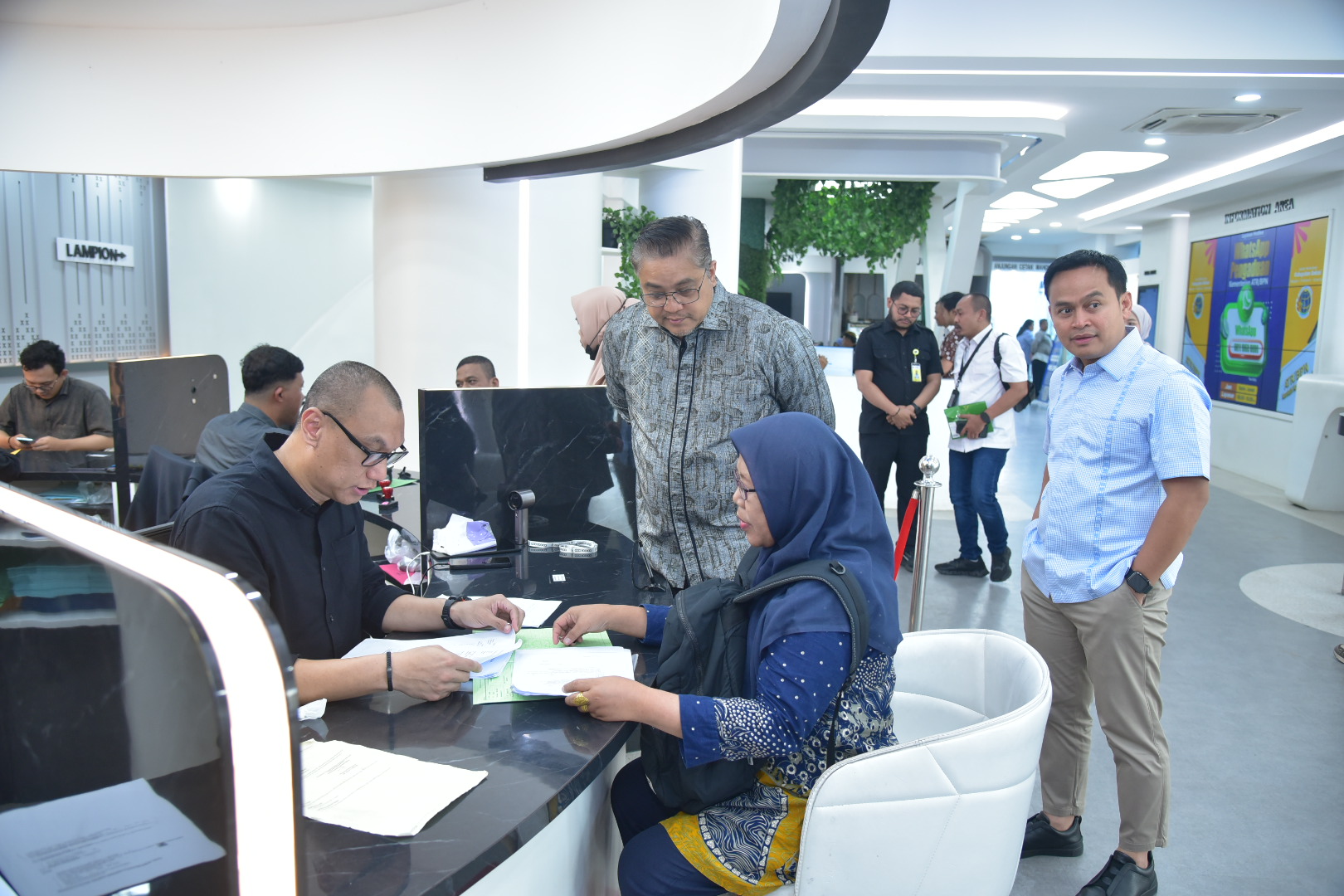 Ketua Tim Kunspek Komisi II DPR RI, Dede Yusuf Macan Effendi, ke Kantor Pertanahan (Kantah) Kabupaten Bekasi, Provinsi Jawa Barat, Kamis (15/1/2026). Foto : Oji/Andri
