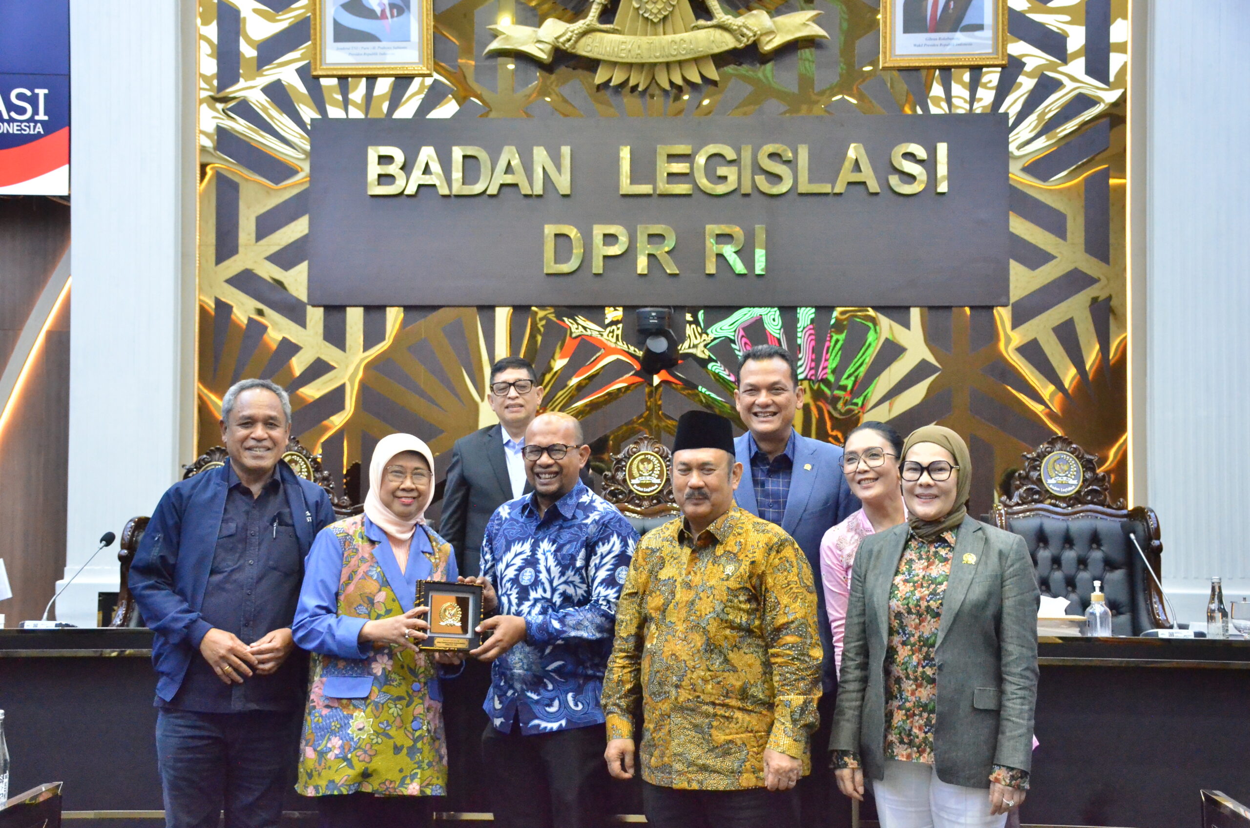 Anggota Baleg DPR RI Andi Yuliani Paris foto bersama usai rapat koordinasi bersama Kementerian PPN/Bappenas di Gedung Nusantara I, Kompleks Parlemen, Senayan, Jakarta, Kamis (22/1/2026). Foto : Merlyn/Andri.