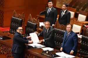 Wakil Ketua DPR RI Korinbang Saan Mustopa menerima laporan uji kelayakan calon anggota ORI masa jabatan 2026-2031 yang diserahkan Ketua Komisi II DPR RI Rifqinizamy Karsayuda di Komplek Parlemen, Senayan, Jakarta, Selasa (27/1/2026). Foto : Runi/Andri.