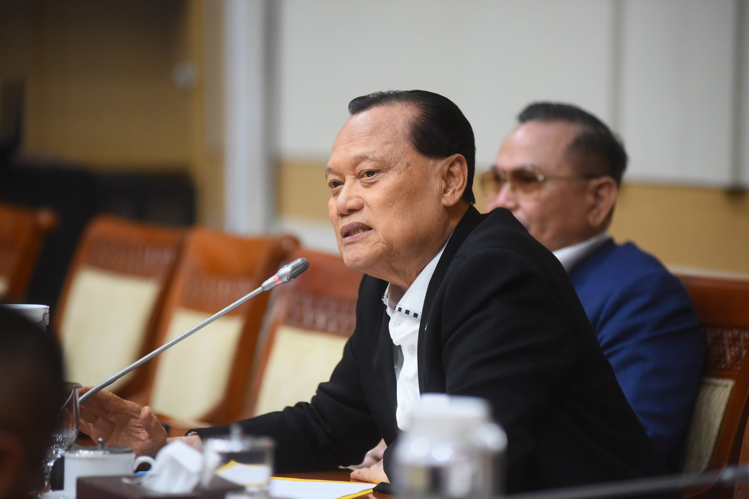 Anggota Komisi III DPR RI Adang Daradjatun saat menyambut kunjungan mahasiswa Fakultas Hukum Universitas Jenderal Achmad Yani yang digelar di Ruang Rapat Komisi III, Kompleks Parlemen, Senayan, Jakarta, Selasa (13/1/2026). Foto: Dep/Karisma.