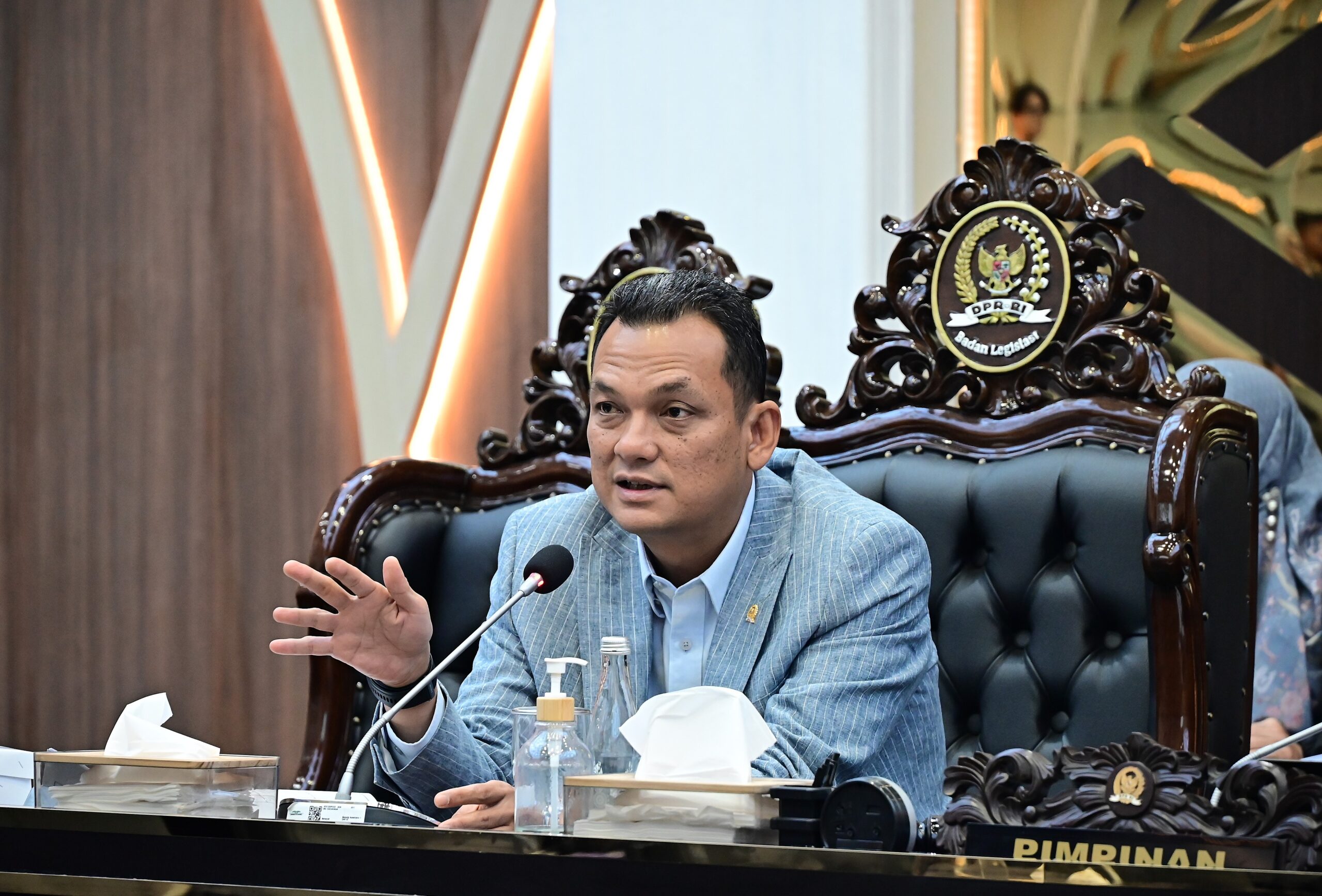 Wakil Ketua Baleg DPR Martin Manurung saat Rapat Panja Pengharmonisasian, Pembulatan, dan Pemantapan Konsepsi RUU tentang Perubahan atas UU No. 34 Tahun 2014 tentang Pengelolaan Keuangan Haji di Komplek DPR, Jakarta, Senin (19/1/2026). Foto : Mares/Andri.