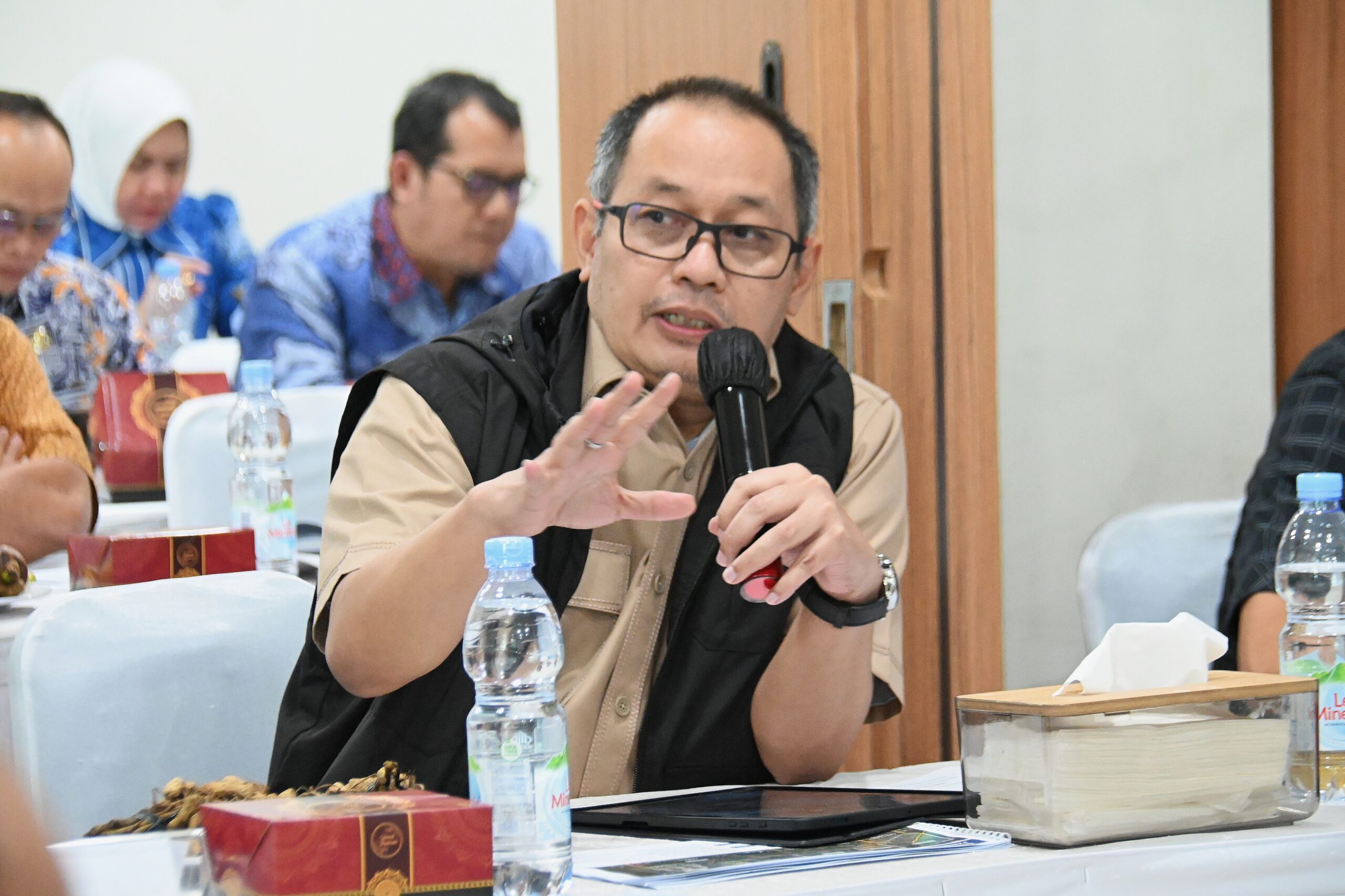 Anggota Komisi V DPR RI, Sofwan Dedy Ardyanto saat kunjungan kerja spesifik ke ruas Tol Serang-Panimbang di Serang, Banten, Kamis (22/1/2025). Foto: fa/Mahendra