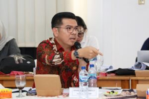 Anggota Komisi VII DPR RI, Bane Raja Manalu, usai mengikuti rapat Kunjungan Kerja Spesifik (Kunspek) Komisi VII DPR RI di PT Bridgestone Sumatera Rubber Estate (BSRE), Kabupaten Simalungun, Provinsi Sumatera Utara, Jumat (23/01/2026). Foto: Aas/Karisma.