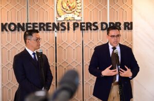 Wakil Ketua Komisi I DPR RI, Dave Akbarshah Fikarno Laksono saat konpers bersama Menteri Luar Negeri di Kompleks Parlemen, Senayan, Jakarta, Selasa (27/1/2026). Foto : Sari/Andri.