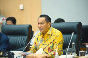 Ketua Komisi XII DPR RI, Bambang Patijaya dalam Rapat Kerja Komisi XII DPR RI dengan Kementerian ESDM yang berlangsung di Ruang Nusantara I, Kompleks Parlemen, Senayan, Jakarta, Kamis (29/1/2026). Foto: Jaka/Mahendra.