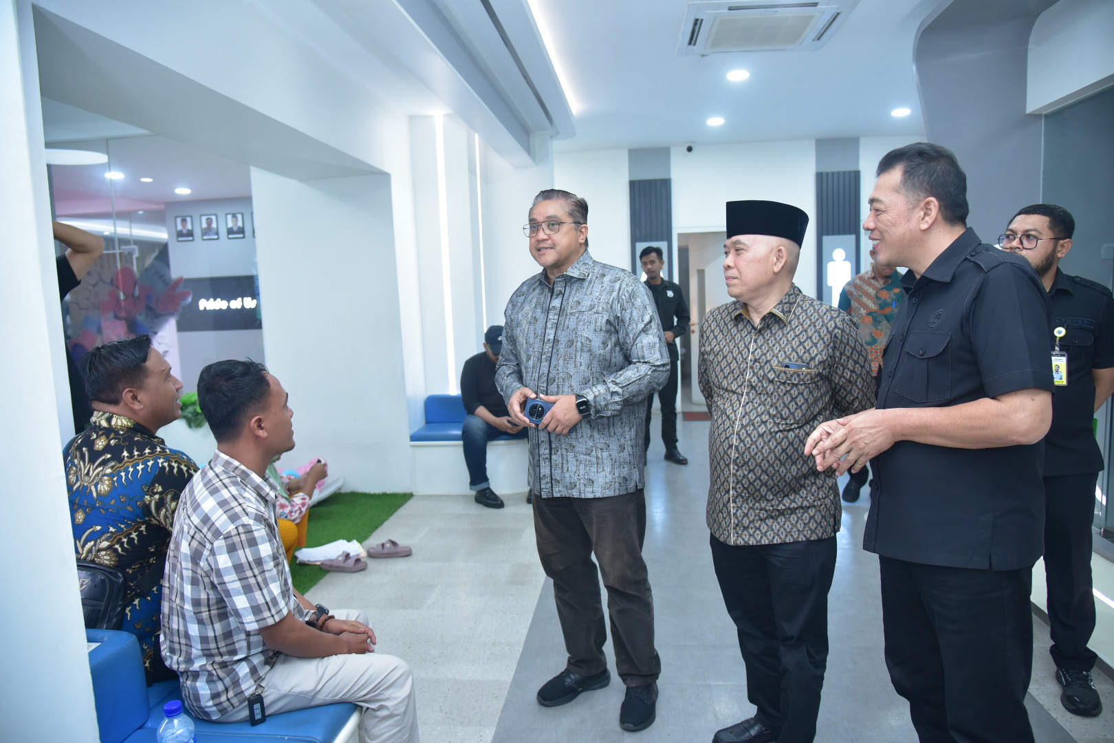 Wakil Ketua Komisi II DPR RI Dede Yusuf Macan Effendi saat meninjau langsung pelayanan pertanahan di Kantor Pertanahan ATR/BPN di Kabupaten Bekasi, Jawa Barat, Kamis (15/1/2026). Foto : Oji/Andri