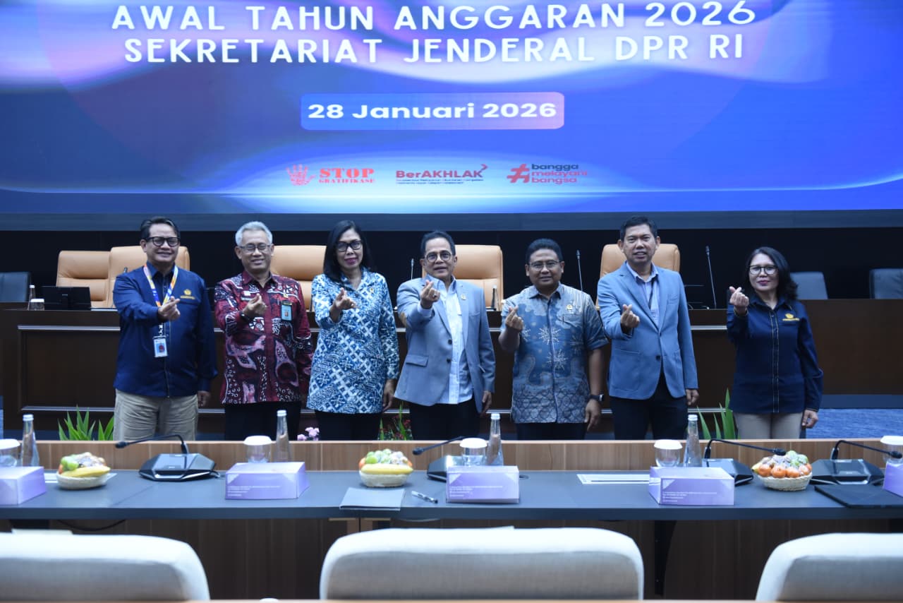 Sekretaris Jenderal DPR RI, Indra Iskandar foto bersama usai kegiatan sosialisasi dengan tema Orientasi Strategi Keuangan di Gedung Nusantara, Senayan, Jakarta, Rabu (28/1/2026). Foto : Jaka/Andri.