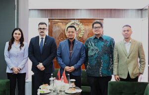 Wakil Ketua BKSAP DPR RI, Ravindra Airlangga foto bersama usai pertemuan bilateral dengan Duta Besar Albania Nikson Ballco di Gedung Nusantara III, Senayan, Jakarta, Rabu (14/01/2026). Foto : Ida/Andri.