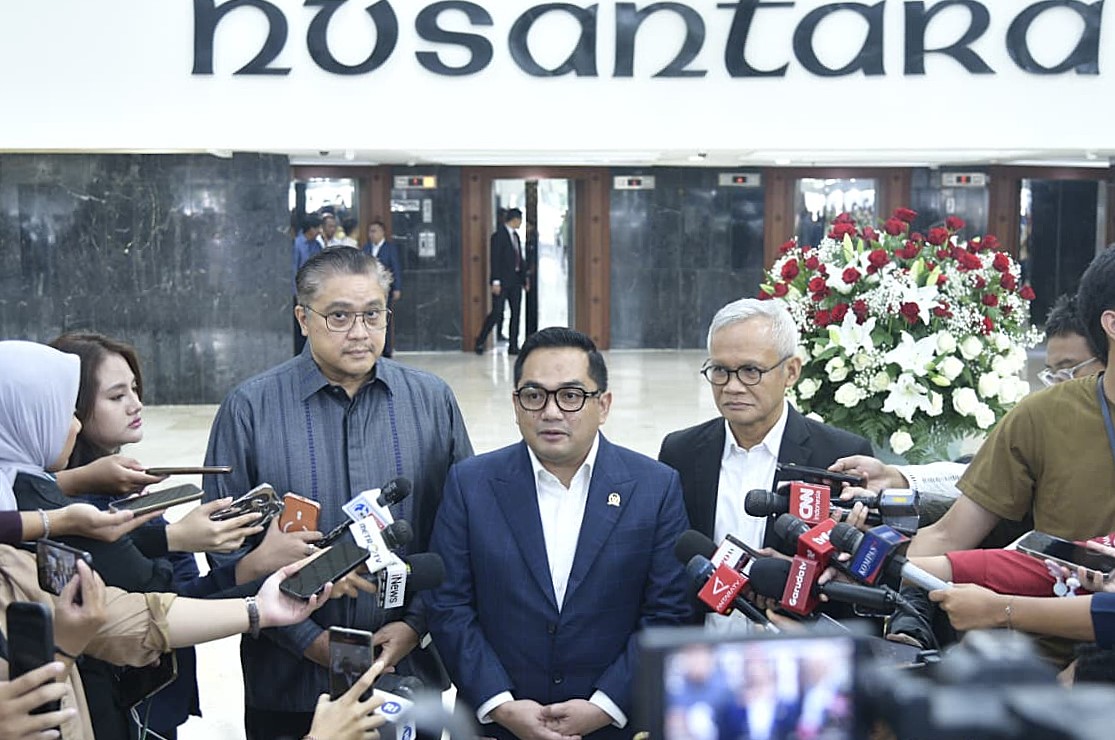 Ketua Komisi II DPR RI Rifqinizamy Karsayuda usai pertemuan terbatas dengan Wakil Ketua DPR RI Sufmi Dasco Ahmad dan Menteri Sekretaris Negara (Mensesneg) Prasetyo Hadi di DPR RI, Senayan, Jakarta, Senin (19/1/2026). Foto : Mu/Andri.