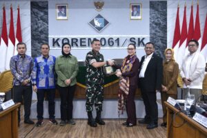 Anggota Komisi I DPR RI, Amelia Anggraini (tengah) saat Kunjungan Kerja Spesifik Komisi I DPR RI ke Korem 061/Suryakancana, Bogor, Jawa Barat, Kamis (22/1/2026). Foto: Munchen/Mahendra.