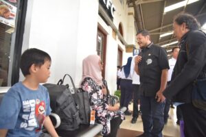 Wakil Ketua Komisi V DPR RI Roberth Rouw saat Kunjungan Kerja Spesifik Komisi V DPR RI ke Stasiun Cirebon, Jawa Barat, Kamis (15/1/2026). Foto : Uf/Andri.