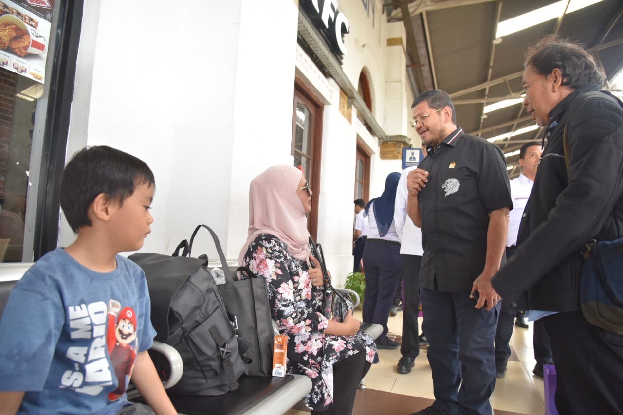 Wakil Ketua Komisi V DPR RI Roberth Rouw saat Kunjungan Kerja Spesifik Komisi V DPR RI ke Stasiun Cirebon, Jawa Barat, Kamis (15/1/2026). Foto : Uf/Andri.