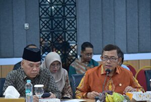 Anggota Komisi II DPR RI Ahmad Heryawan meninjau Kantor Pertanahan (Kantah) Kabupaten Bekasi, Provinsi Jawa Barat, Kamis (15/1/2026). Foto : Oji/Andri.