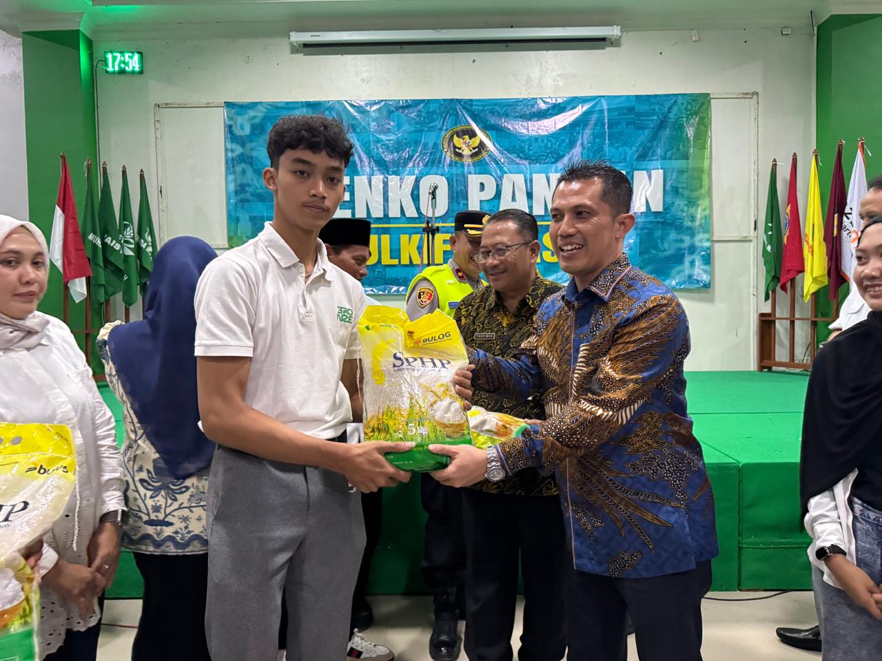 Anggota DPR RI dari Daerah Pemilihan (Dapil) Jawa Tengah VII, Aqib Ardiansyah, saat mendampingi Menteri Koordinator Bidang Pangan, Zulkifli Hasan (Zulhas), dalam kunjungan kerja ke Kabupaten Banjarnegara, Jumat (23/1/2026). Foto: Ist/Mahendra.