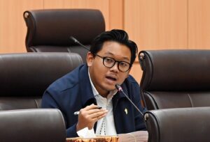 Anggota Komisi VII DPR RI Andhika Satya Wasistho dalam RDP bersama pimpinan TVRI, RRI, dan Antara membahas Persiapan Penyelenggaraan Publikasi Piala Dunia 2026 di Nusantara I, Senayan, Jakarta, Rabu (28/1/2026). Foto : Arifman/Andri.