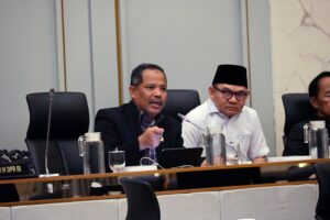 Anggota Komisi IV DPR RI, Johan Rosihan saat Rapat Dengar Pendapat Umum dengan sejumlah organisasi masyarakat sipil di Gedung Nusantara, Senayan, Jakarta, Senin (26/1/2026). Foto: Mentari/Mahendra.