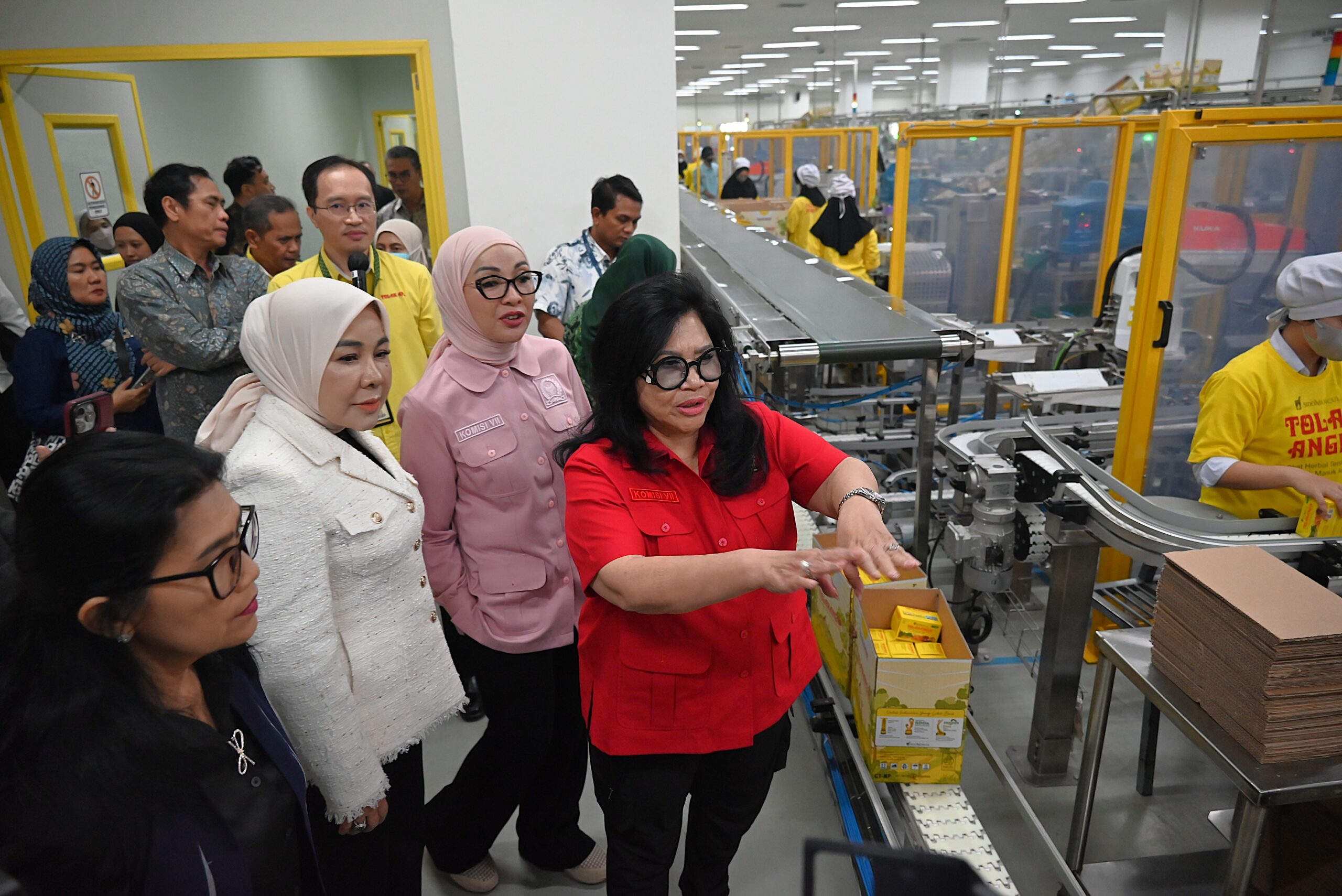 Wakil Ketua Komisi VII DPR RI, Evita Nursanty saat memimpin Kunjungan Kerja Spesifik Komisi VII DPR RI ke PT Industri Jamu dan Farmasi Sidomuncul Tbk., di Semarang, Jawa Tengah, Jumat (23/1/2026). Foto : We/Andri.