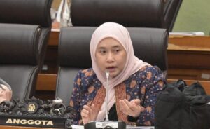 Anggota Komisi XII DPR RI, Dewi Yustisiana saat Rapat Kerja Komisi XII DPR RI dengan Menteri Lingkungan Hidup, Senin (26/1/2026). Foto: Aditya/Mahendra.