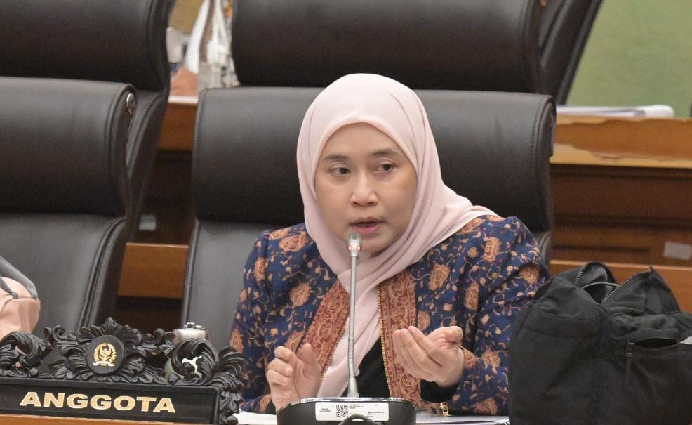 Anggota Komisi XII DPR RI, Dewi Yustisiana saat Rapat Kerja Komisi XII DPR RI dengan Menteri Lingkungan Hidup, Senin (26/1/2026). Foto: Aditya/Mahendra.