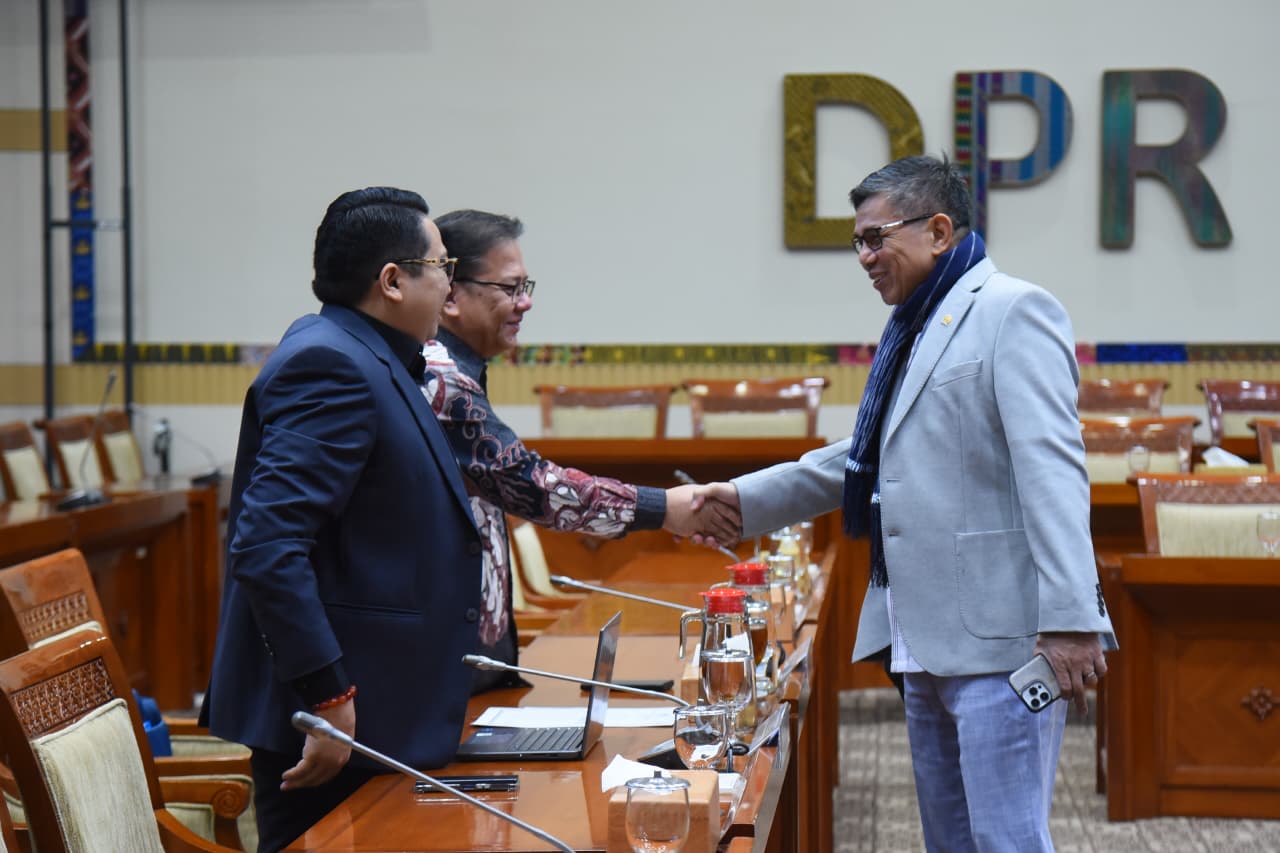 Anggota Komisi III DPR RI Hinca Panjaitan dalam Rapat Panitia Kerja (Panja) Reformasi Kepolisian RI, Kejaksaan RI, dan Pengadilan di Gedung Nusantara II, Senayan, Kamis (8/1/2025). Foto : Devi/Andri.