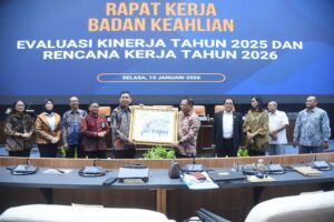 Kepala Badan Keahlian DPR RI Bayu Dwi Anggono dalam Rapat Kerja Evaluasi Kinerja Tahun 2025 dan Rencana Kerja Tahun 2026 yang bertempat di Ruang Rapat KK II, Gedung Nusantara, DPR RI, Senayan, Jakarta, Senin (13/1/2026). Foto : Arief/Andri.