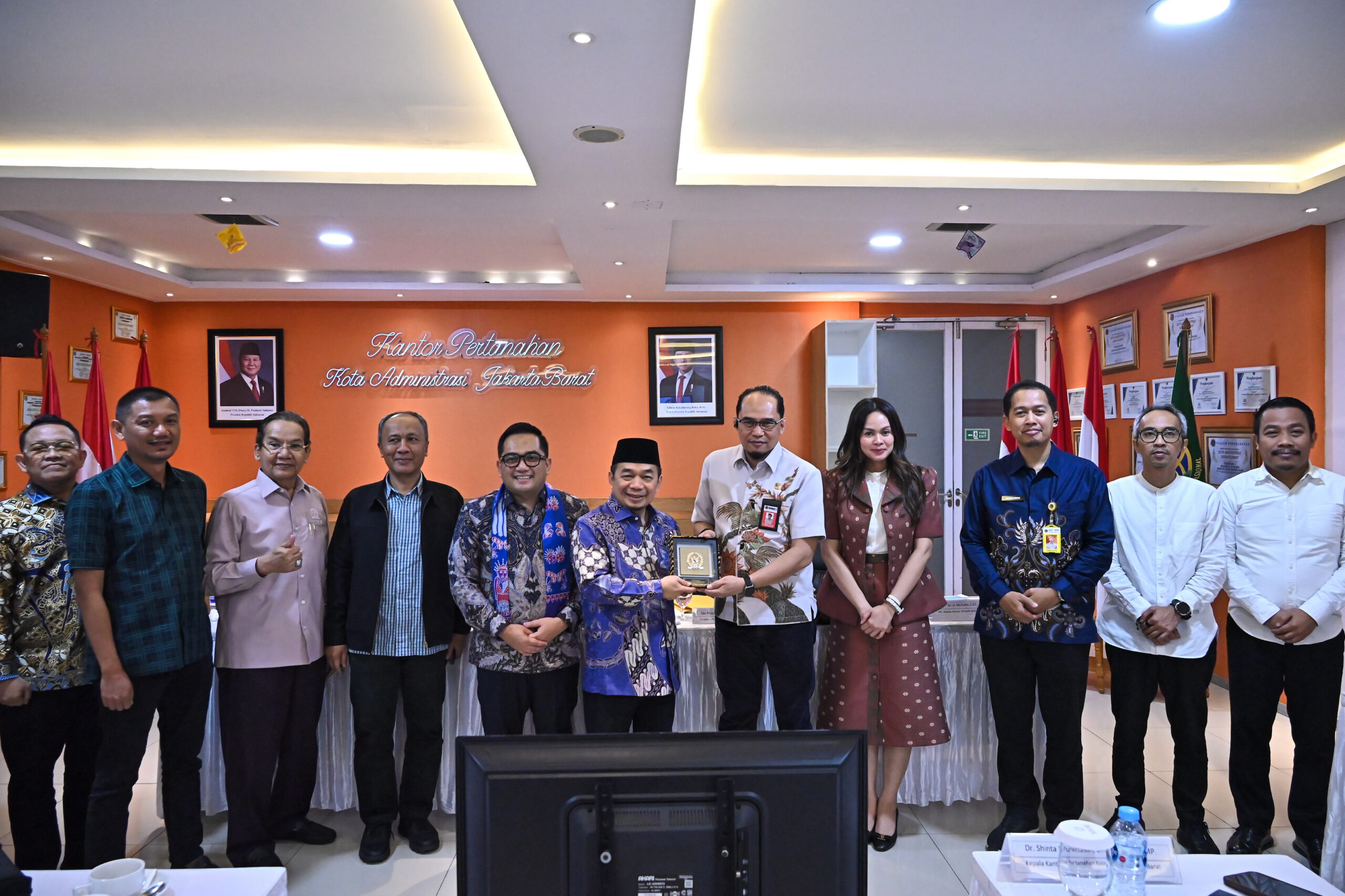 Ketua Komisi II DPR RI M. Rifqinizamy Karsayuda saat memimpin kunjungan kerja spesifik Komisi II DPR RI ke Kantor Wilayah ATR-BPN Jakarta Barat dan Jakarta Timur, Kamis (15/01/2026). Foto : Ndy/Andri.