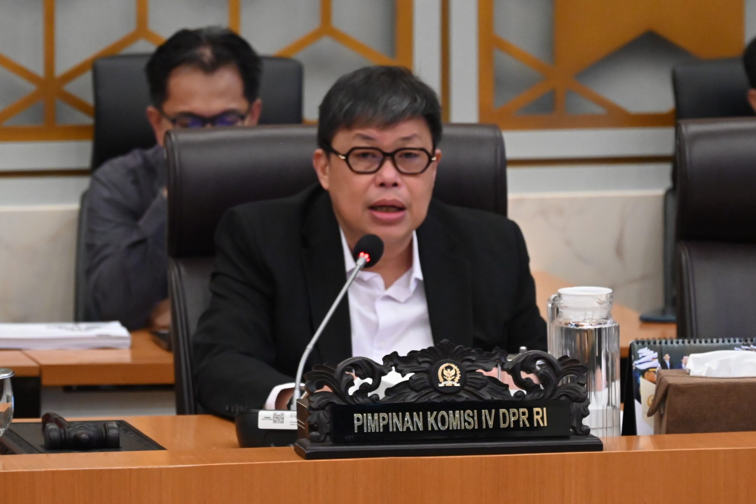 Wakil Ketua Komisi IV DPR RI, Alex Indra Lukman saat Rapat Dengar Pendapat Umum (RDPU) dengan para akademisi dari berbagai perguruan tinggi, dalam rangka menghimpun masukan untuk penguatan pengendalian alih fungsi lahan yang berdampak pada peningkatan risiko bencana. Rapat yang digelar pada Selasa (27/1/2026), di Jakarta. Foto: Mahendra.