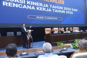 Sekretaris Jenderal DPR RI Indra Iskandar saat membuka Rapat Kerja BK DPR RI Evaluasi Kinerja Tahun 2025 dan Rencana Kerja Tahun 2026 yang digelar di Ruang Rapat KK II, Gedung Nusantara, DPR RI, Senayan, Jakarta, Senin (13/1/2026). Foto : Arief/Andri.